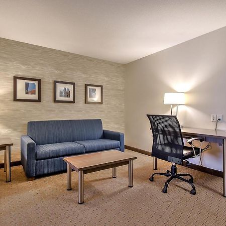 Comfort Inn & Suites South Calgary Exterior photo