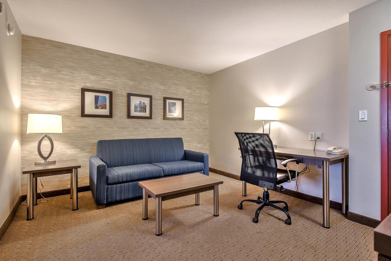 Comfort Inn & Suites South Calgary Exterior photo