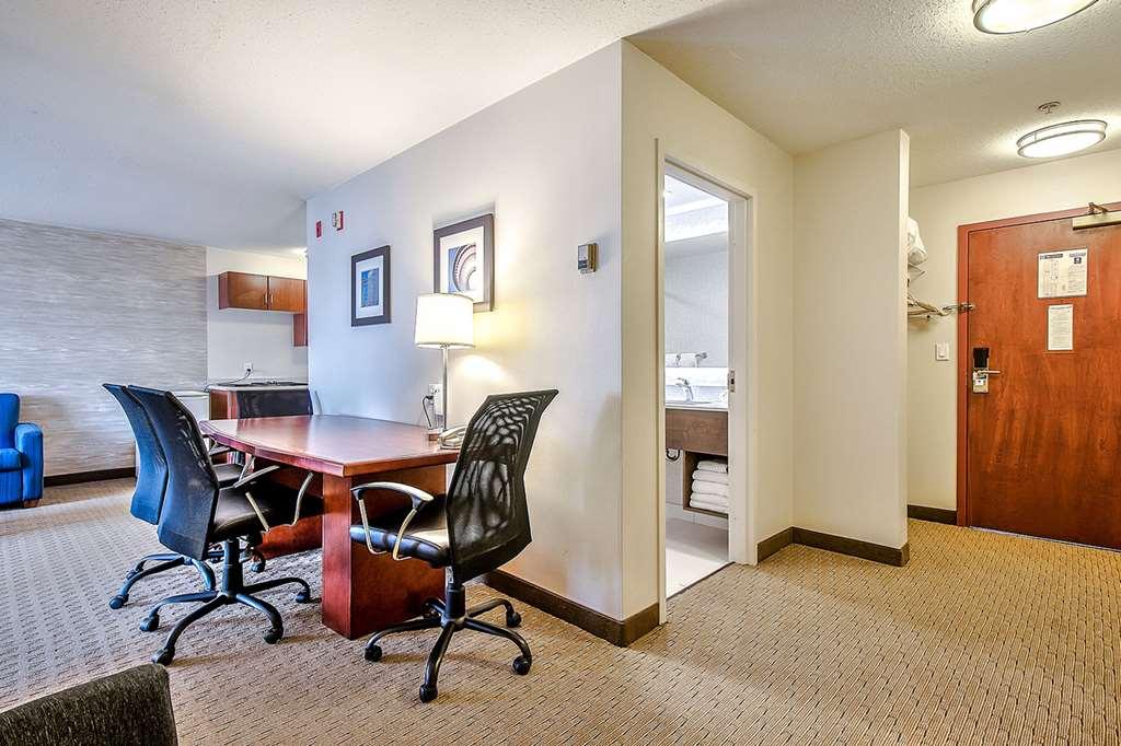 Comfort Inn & Suites South Calgary Room photo